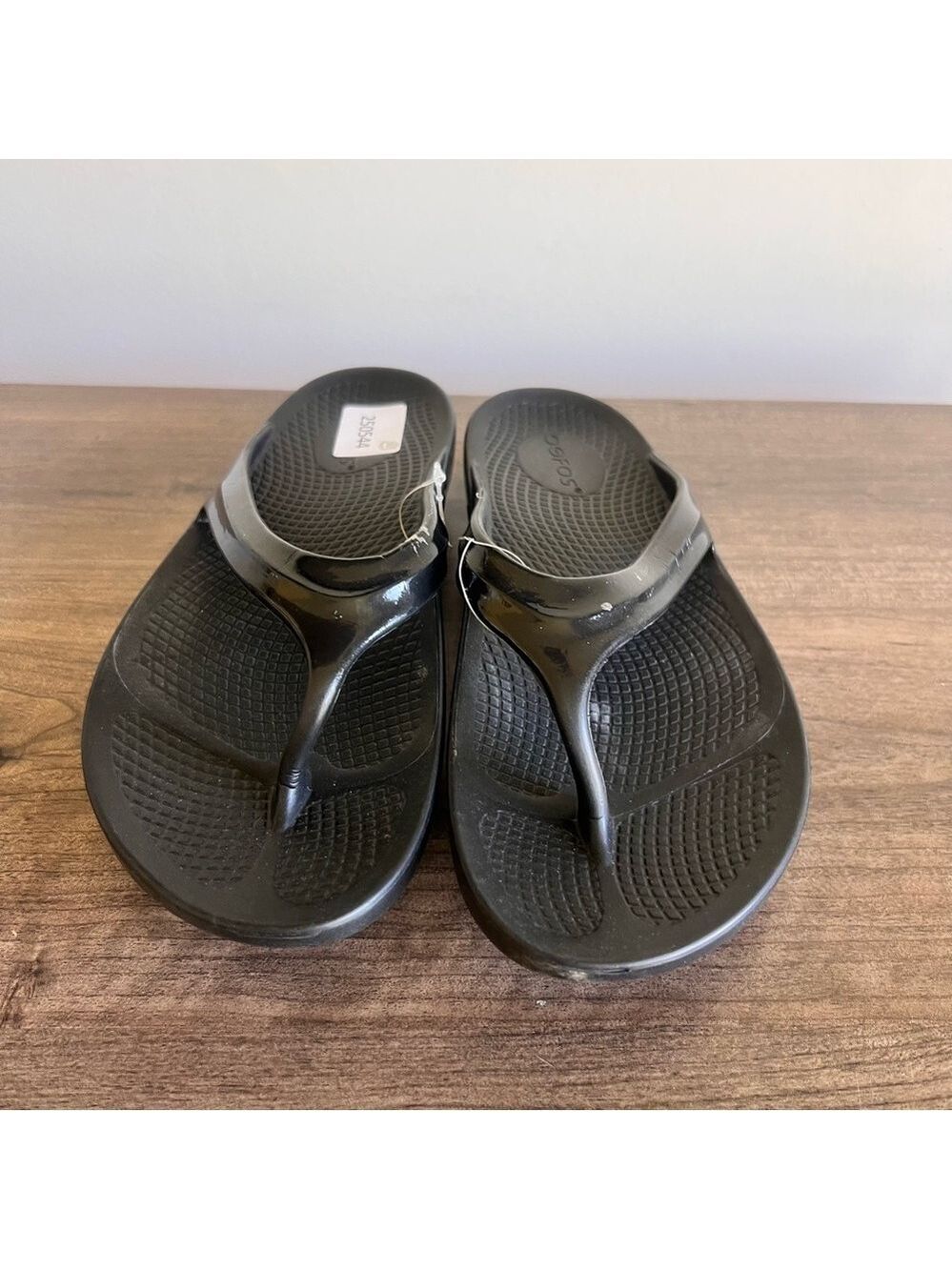 OOFOS Women's Black Thong Sandal with Glossy Straps - Picture 2 of 11